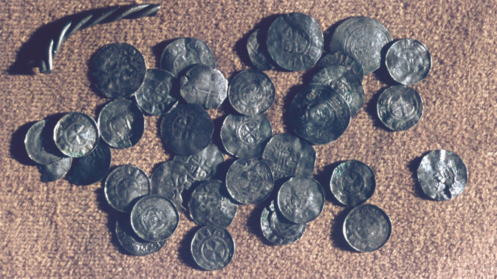 Wczesnośredniowieczny skarb monet srebrnych. Fotografia z archiwów Muzeum Archeologicznego w Gdańsku.