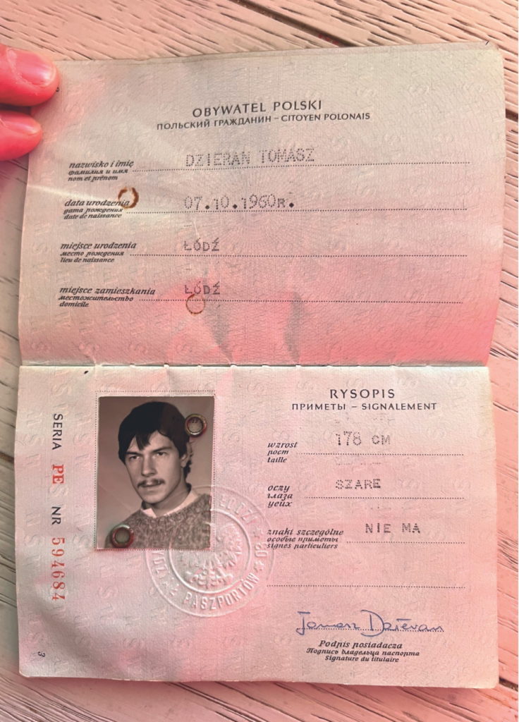 Wnętrze paszportu Tomasza Dzierana. Zdjęcie z książki Mój przyjaciel Drago (materiały prasowe).