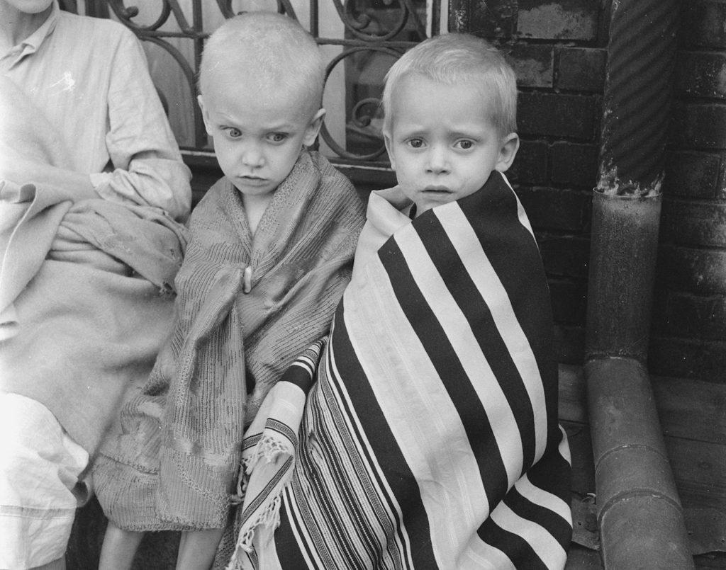 Wychudzone holenderskie dzieci na zdjęciu z 1945 roku (domena publiczna).