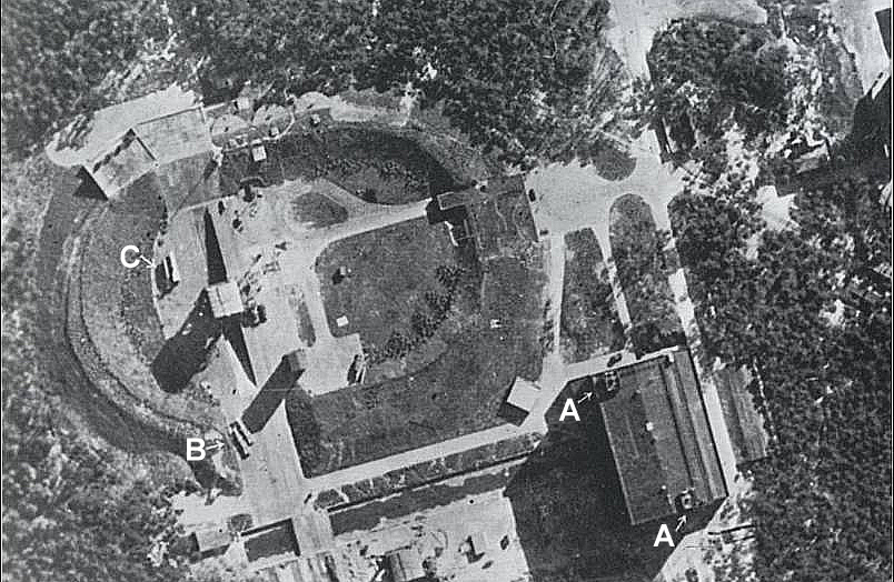Zdjęcie lotnicze RAF-u stanowiska, na którym testowano rakiety V2 w Peenemünde (domena publiczna).