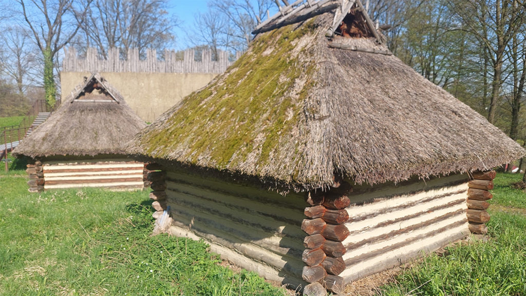 Chaty słowiańskie w skansenie archeologicznym w Trzcinicy