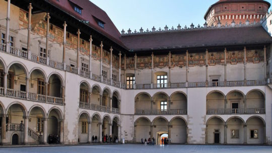 Dziedziniec arkadowy zamku na Wawelu (fot. Zetpe0202)