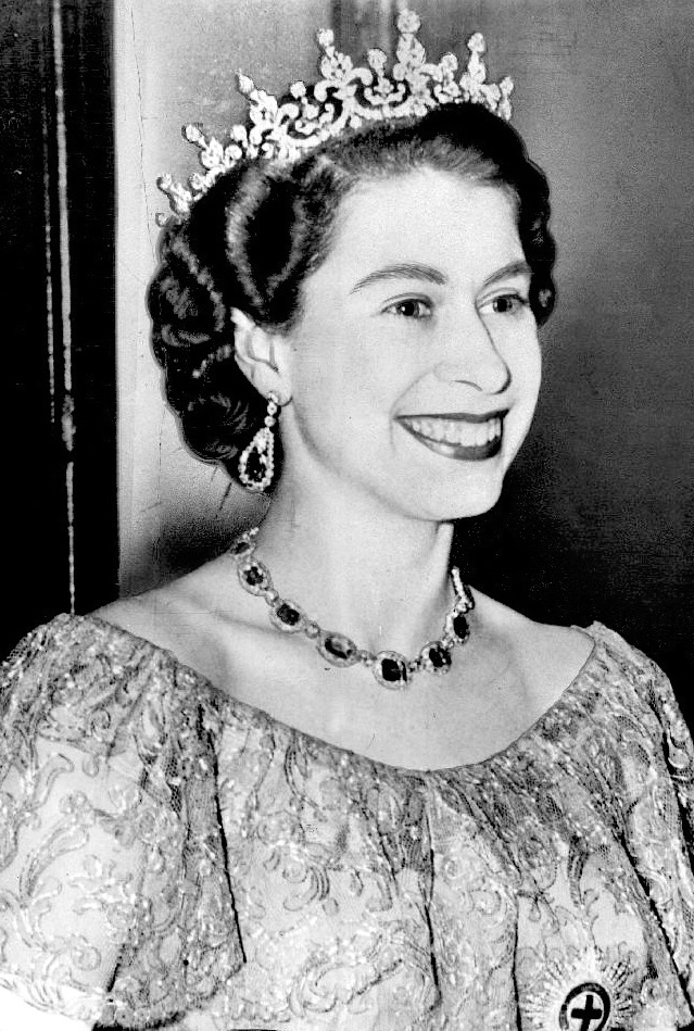 Elżbieta II już jako królowa. Zdjęcie z lutego 1953 roku (domena publiczna).