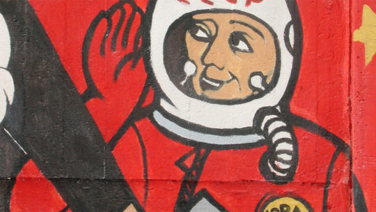 Jurij Gagarin na muralu w Charkowie. Rok 2008.