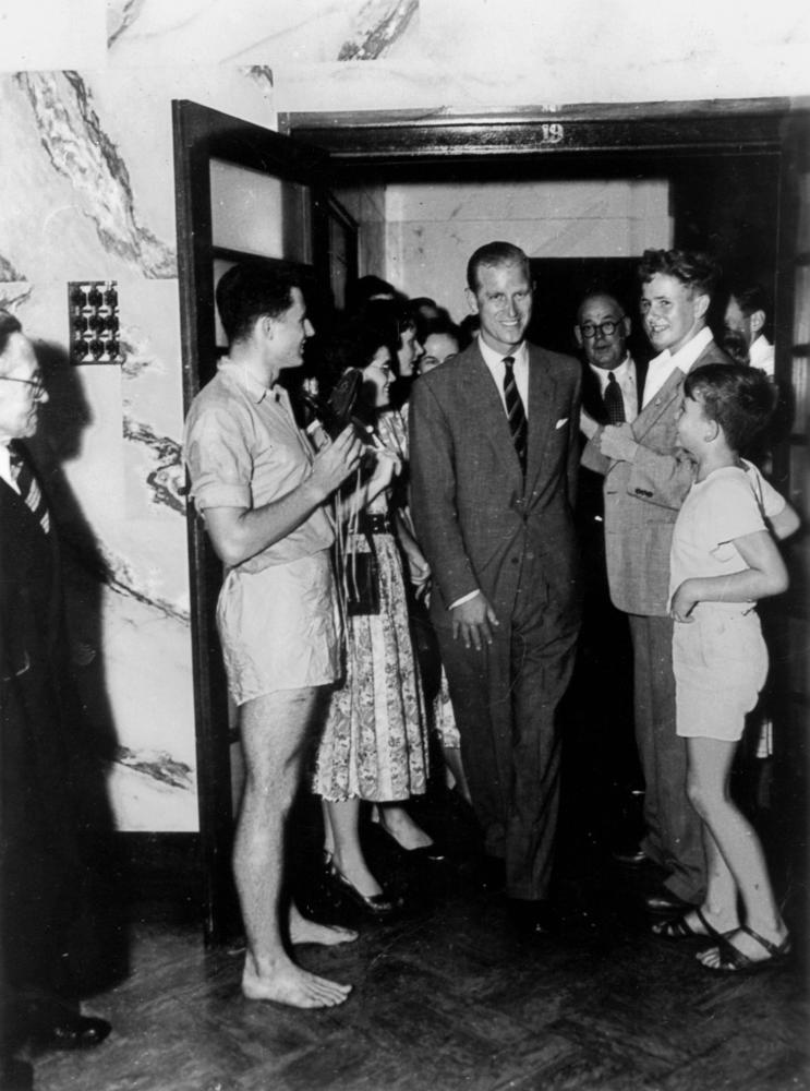 Książę Filip podczas wizyty w Australii. Brisbane 1954 (domena publiczna).