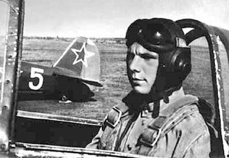 Młody Jurij Gagarin jako kadet w saratowskim klubie lotniczym