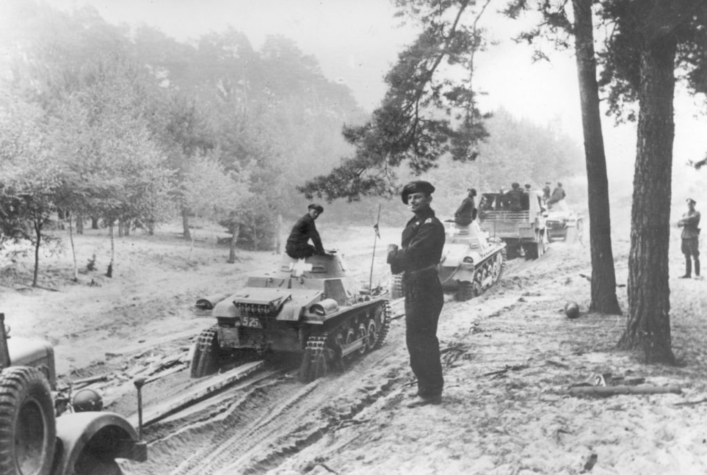 Pułk czołgów niemieckich na leśnej drodze. Zdjęcie z września 1939 roku (domena publiczna).