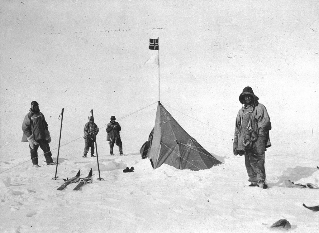 Scott, Bowers, Wilson i Evans przy namiocie pozostawionym przez Amundsena (Lawrence Oates/domena publiczna).