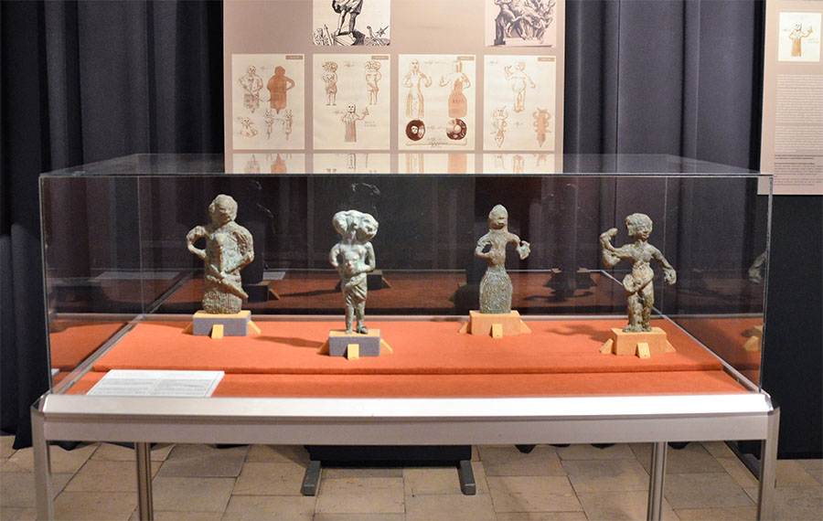 Wybrane idole z Prillwitz na ekspozycji w muzeum w meklemburskim Schwerin.