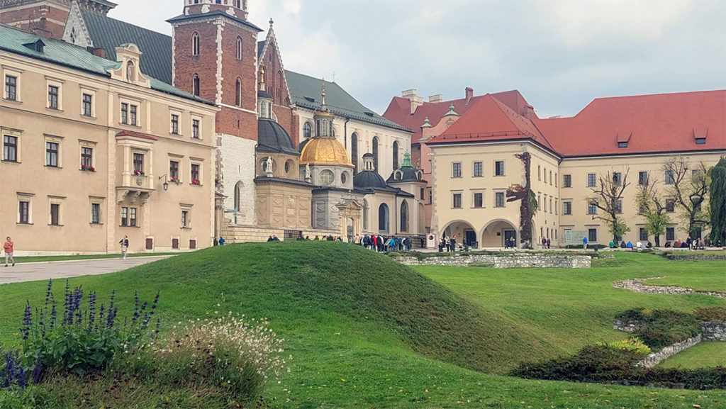 Zamek dolny na Wawelu. Widok na katedrę i zabudowania zamku górnego.