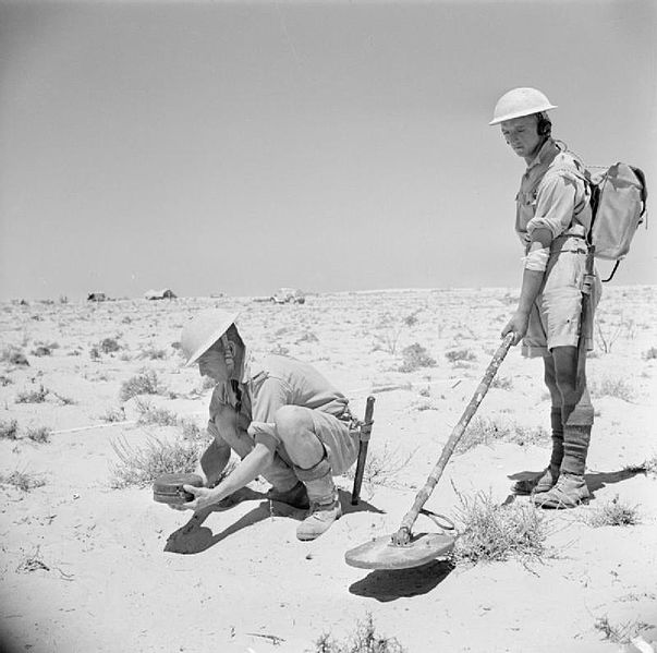 Brytyjscy żołnierze używający w Afryce Północnej wykrywacz min konstrukcji Kosackiego (domena publiczna).