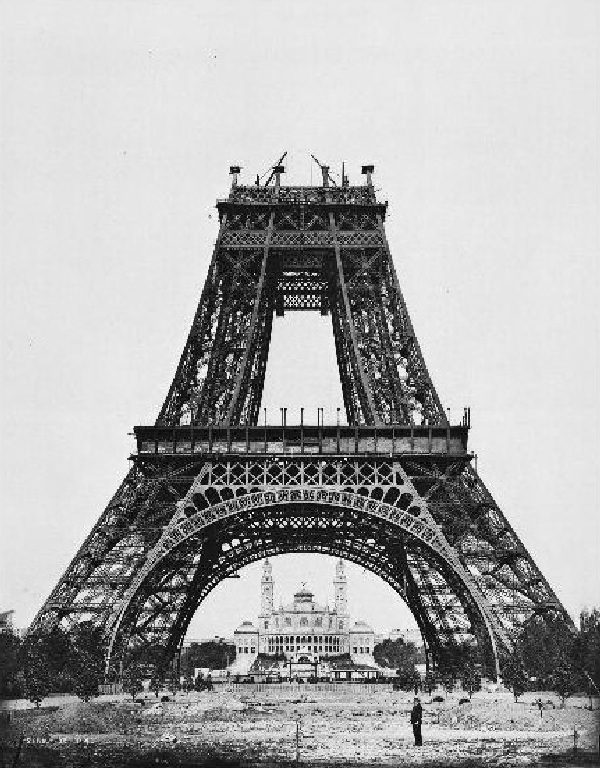Budowa wieży Eiffla. Zdjęcie z 1888 roku (domena publiczna).