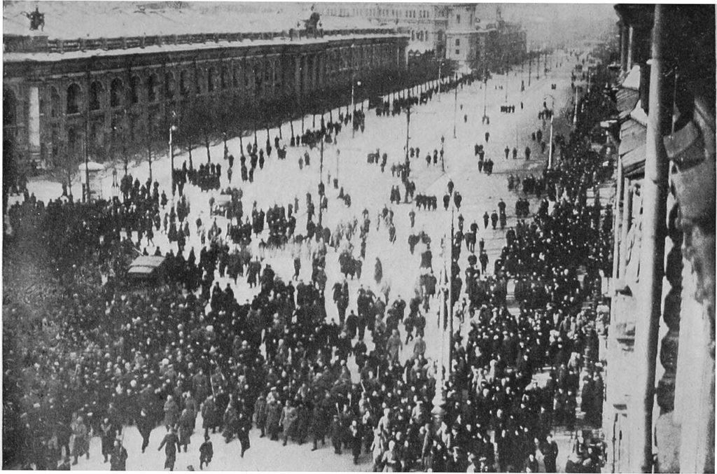 Demonstracja na Newskim Prospekcie w Piotrogrodzie. Marzec 1917 (Jones, Stinton/domena publiczna).