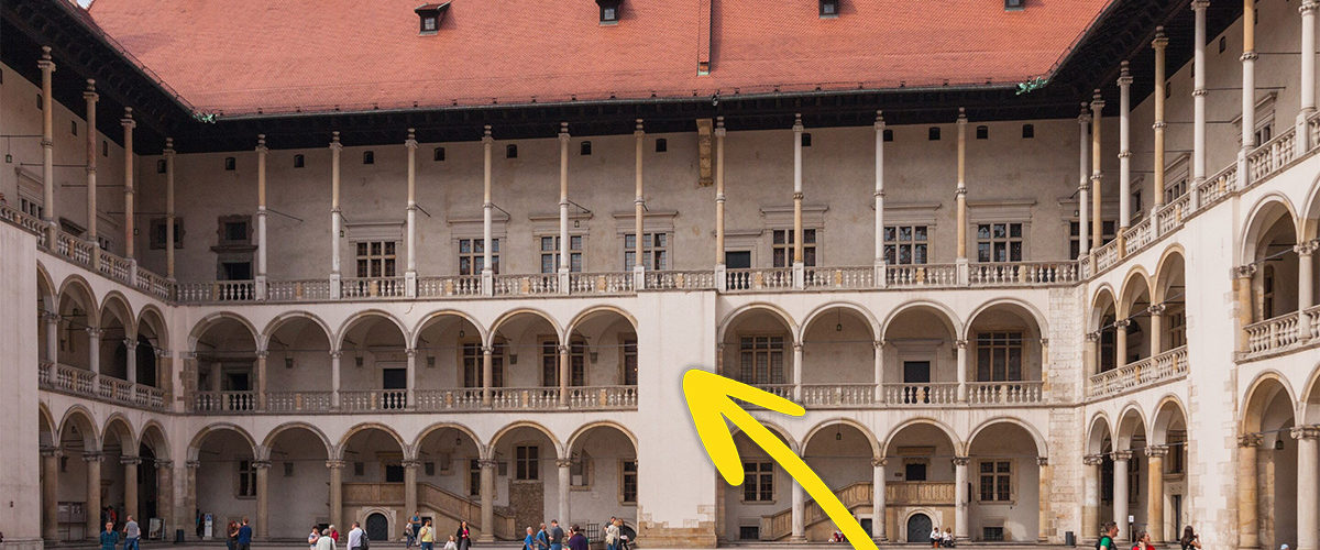 Filar pośrodku północnego skrzydła Wawelu