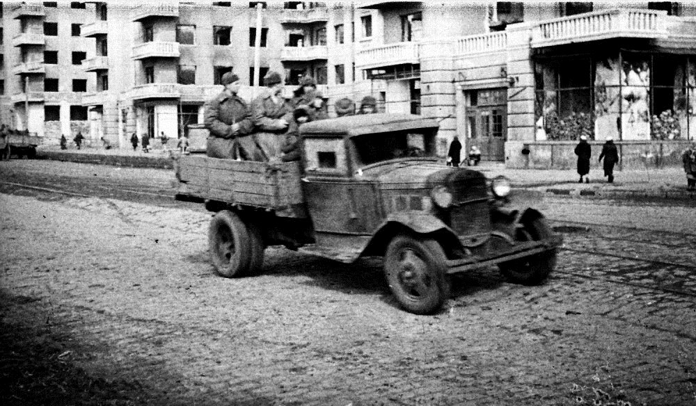 GAZ-AA wiozący czerwonoarmistów. Zdjęcie poglądowe z 1943 roku (domena publiczna).
