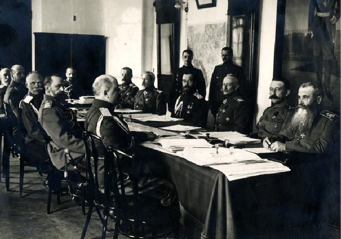 Mikołaj II z najważniejszymi rosyjskich dowódcami, Zdjęcie wykonane w 1916 roku (domena publiczna).