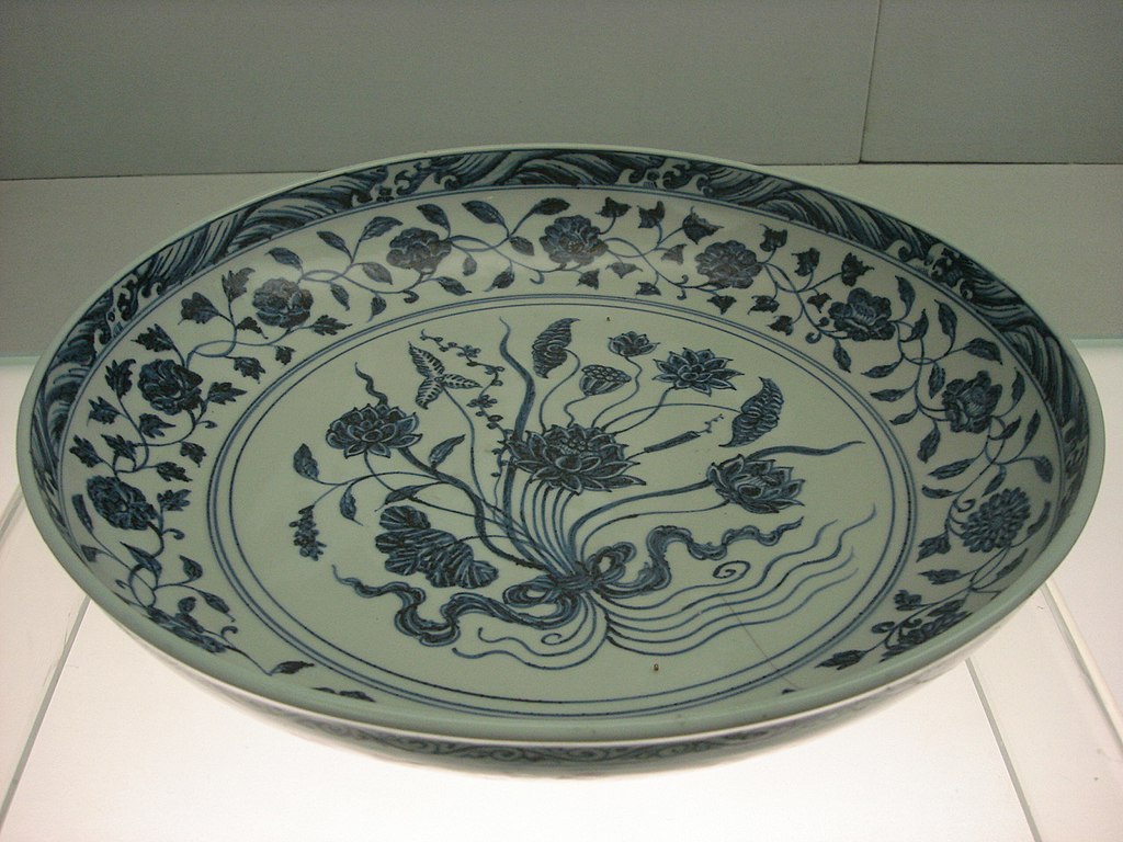 Porcelanowy talerz z epoki Ming (Gary Todd/domena publiczna).
