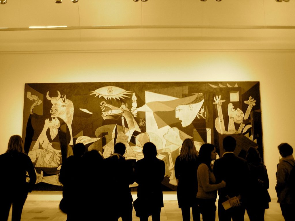 Publiczność podziwiająca Guernicę w madryckim Museo Reina Sofía (Angela Hu/CC BY 2.0).