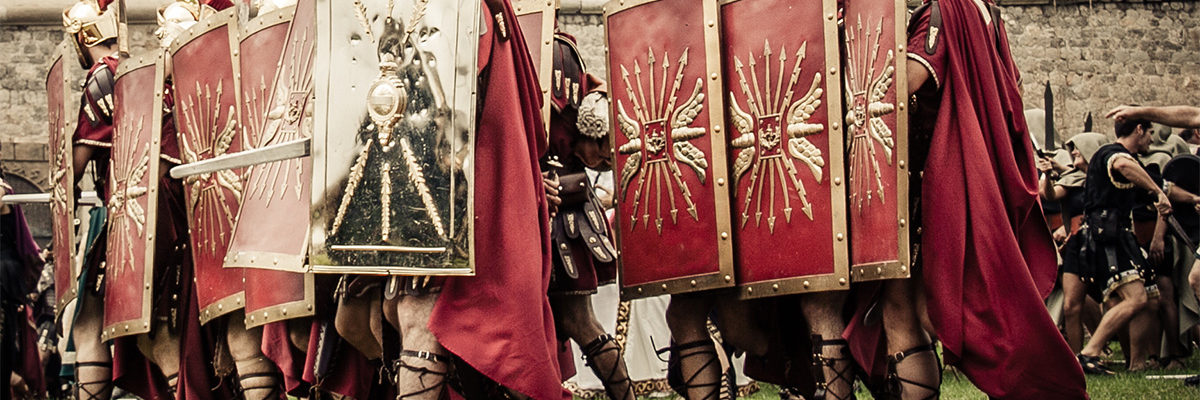 Rekonstruktorzy w zbrojach i z rynsztunkiem rzymskich legionistów. Rok 2014