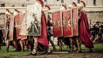 Rekonstruktorzy w zbrojach i z rynsztunkiem rzymskich legionistów. Rok 2014