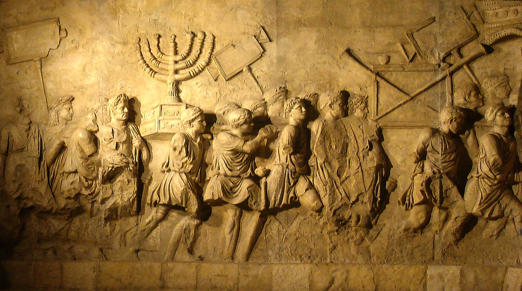 Relief zdobiący Łuk Tytusa przedstawiający pochód z trofeami zdobytymi w Jerozolimie (Steerpike/CC BY 3.0).