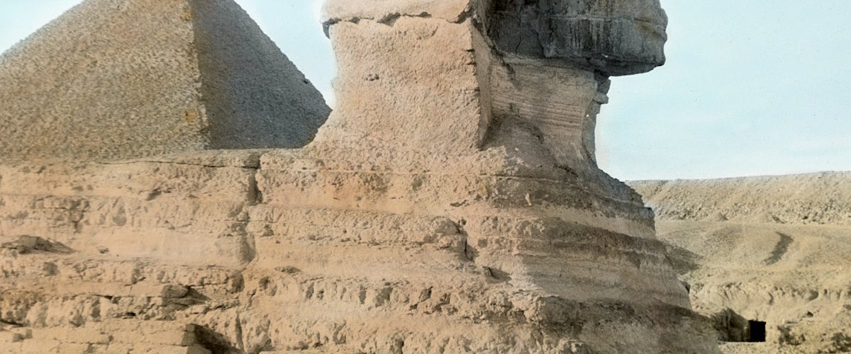 Sfinks i piramida Cheopsa na fotografii z pierwszej połowy XX wieku.