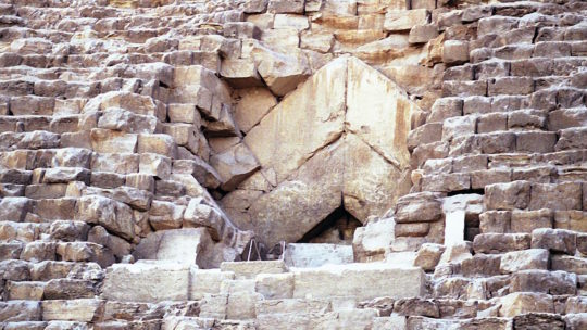 Tak zwany szewron widoczny na północnej ścianie piramidy Cheopsa.