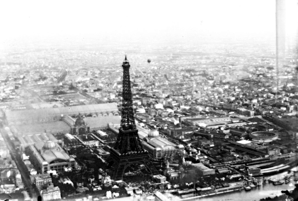 Teren wystawy powszechnej w Paryżu z góroującym nad nim wieży Eiffla. Zdjęcie z 1889 roku (Alphonse Liébert/domena publiczna).