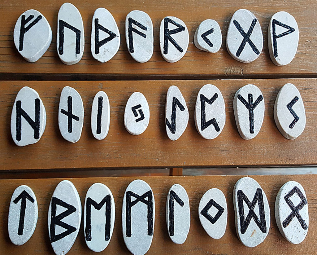 Znaki pierwotnego alfabetu runicznego - starszego futharku