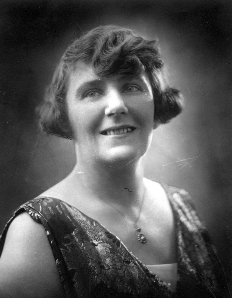 Zofia Nałkowska na zdjęciu z drugiej połowy lat 20. XX wieku (domena publiczna).