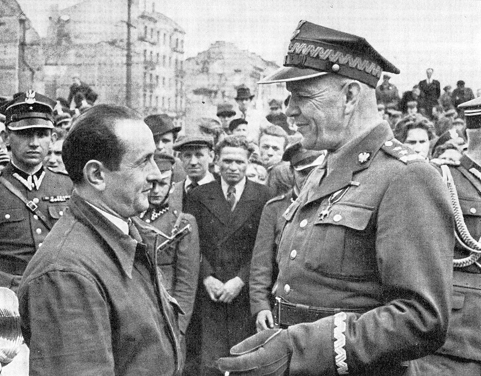 Zygmunt Berling już jako generał dywizji na zdjęciu z 1947 roku (domena publiczna).