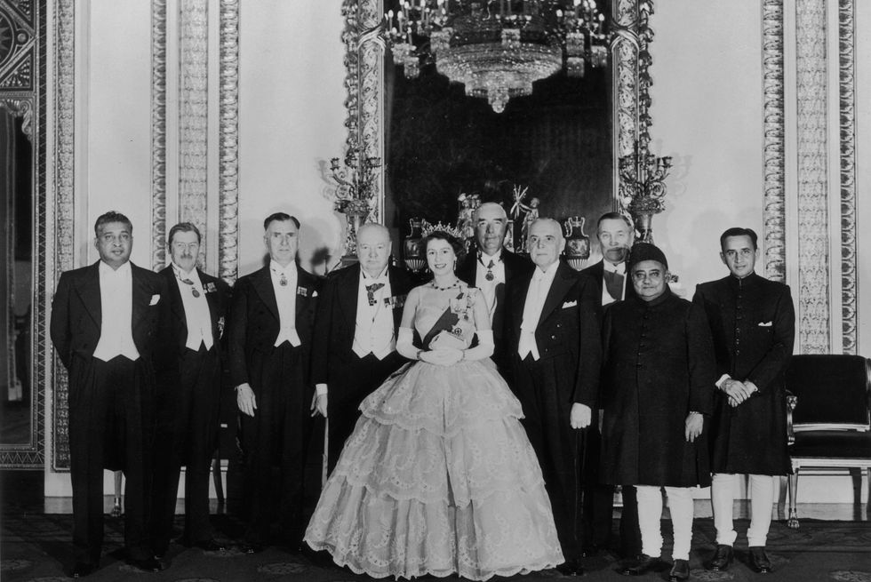 Elżbieta już jako królowa na zdjęciu wykonanym w 1952 roku (domena publiczna).