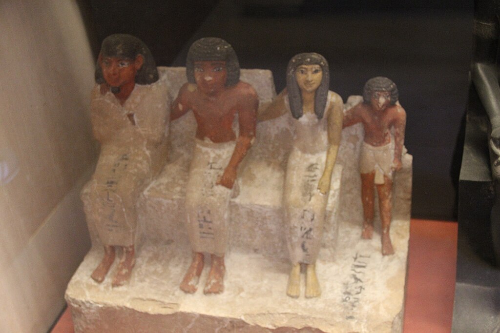 Figurka przedstawiająca starożytną egipską rodzinę. Około 1500 rok p.n.e. (domena publiczna).