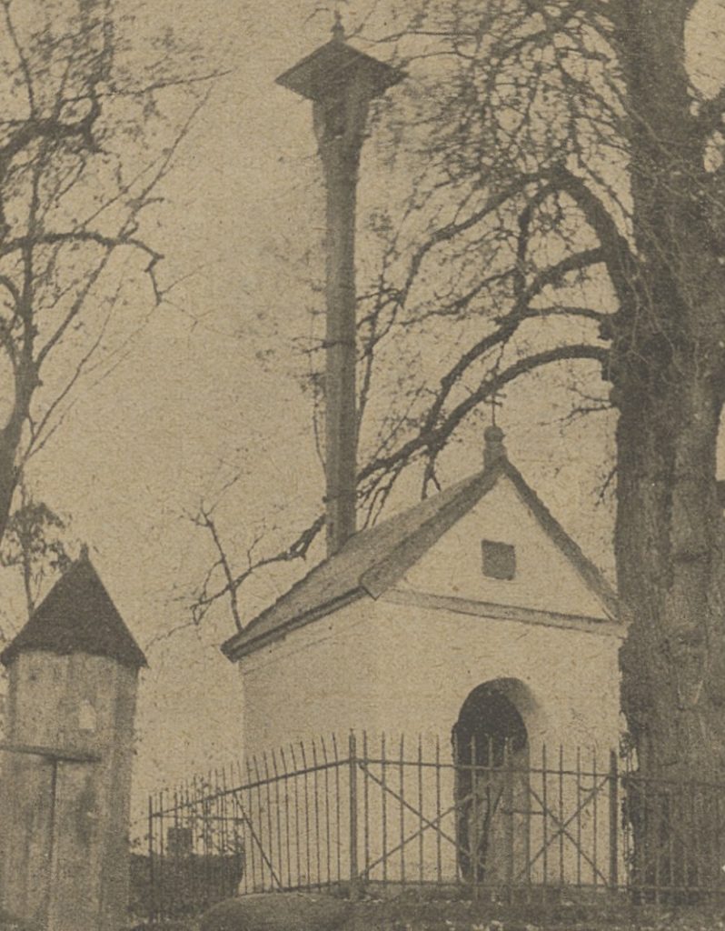Kapliczka św. Walentego w Targowisku z górującym nad nią  dzwonkiem na chmury. Zdjęcie z końca lat 20. XX wieku (domena publiczna).