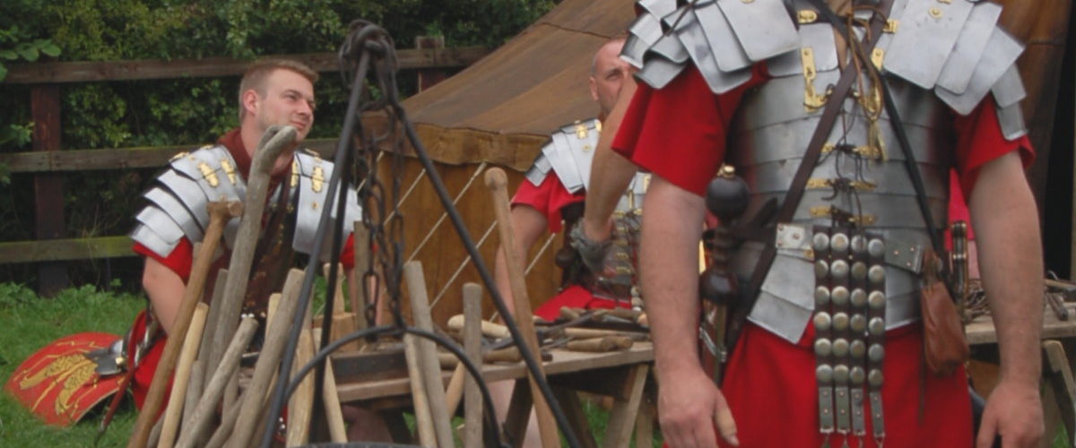 Rzymscy legioniści w obozie podczas gotowania posiłku.