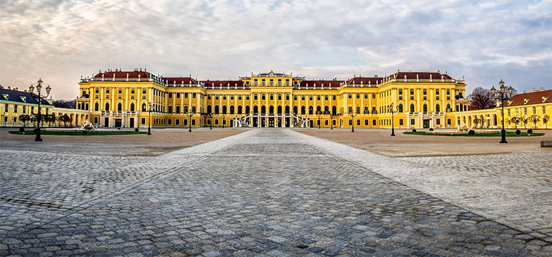 Pałac Schönbrunn widziany od frontu (fot. Simon Matzinger, lic. CC-BY-SA 3,0).