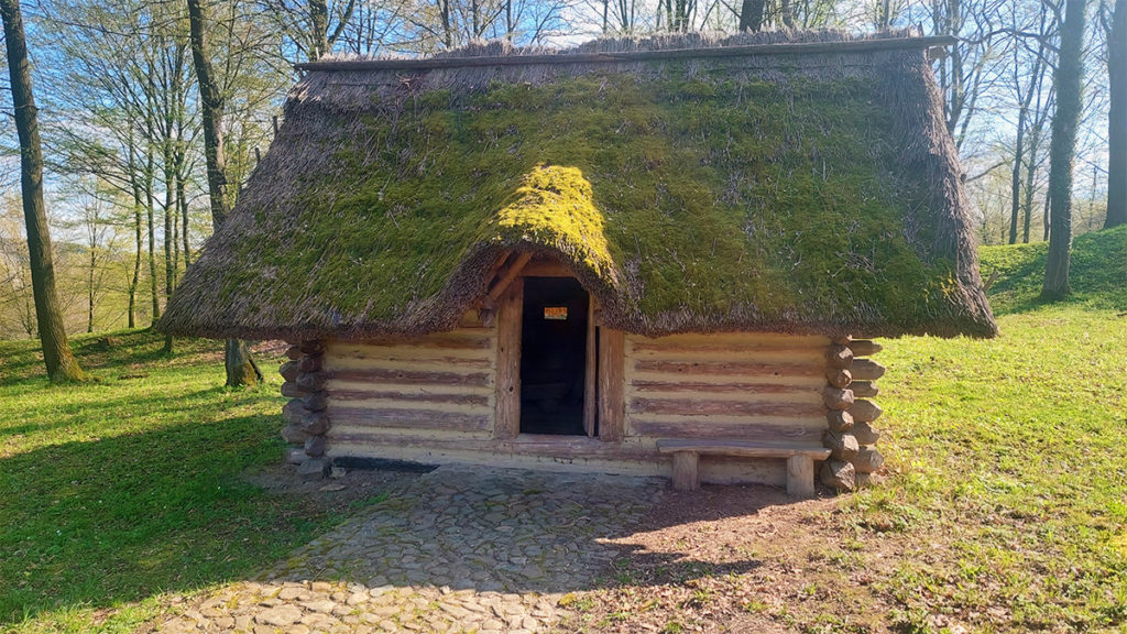 Rekonstrukcja słowiańskiej chaty z wczesnego średniowiecza. Skansen archeologiczny