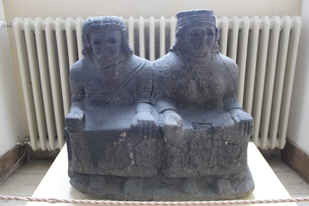 Starożytna mezopotamska figurka przedstawiająca mężczyznę i kobietę (domena publiczna).