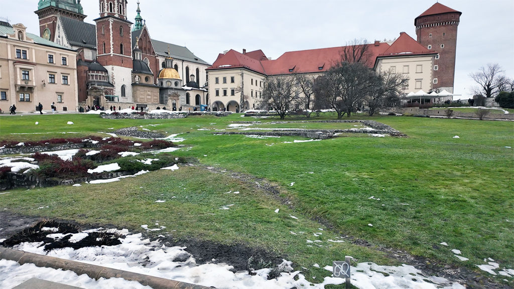 Zamek dolny na Wawelu w grudniu 2023 roku. Widać pusta przestrzeń