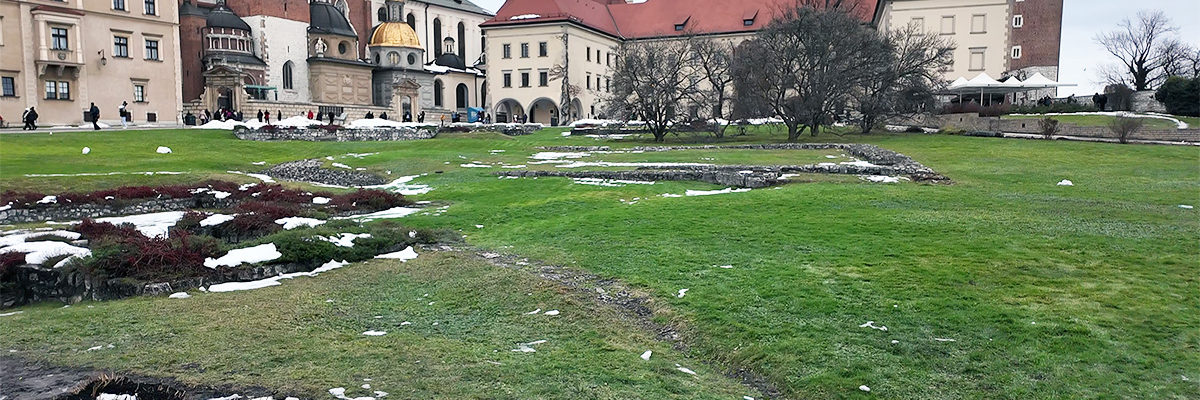 Zamek dolny na Wawelu w grudniu 2023 roku. Widać pusta przestrzeń