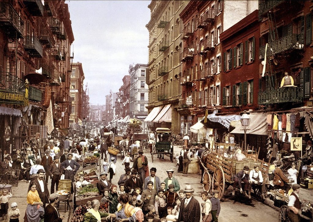 Zatłoczona nowojorska ulica około 1900 roku (domena publiczna).
