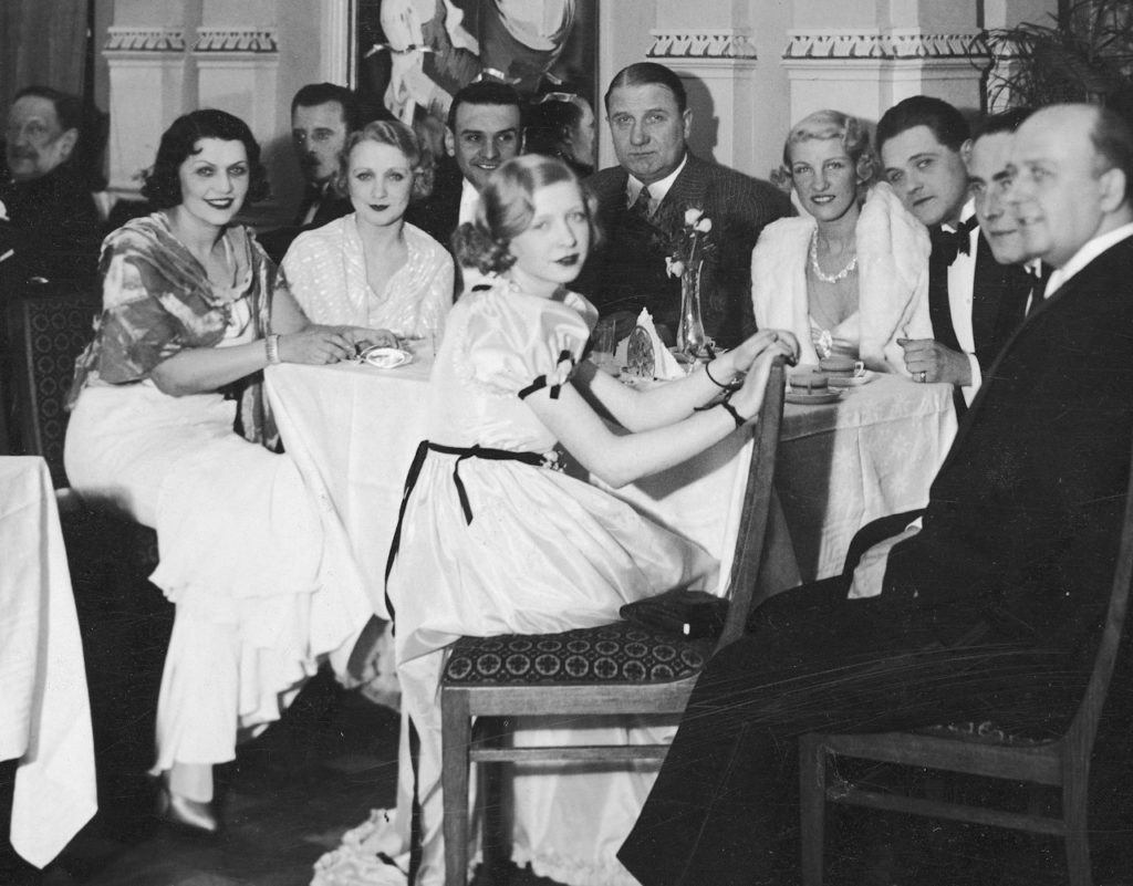 Jan Brzechwa (siedzi przy stole drugi od prawej) na zdjęciu wykonanym w 1933 roku (domena publiczna).