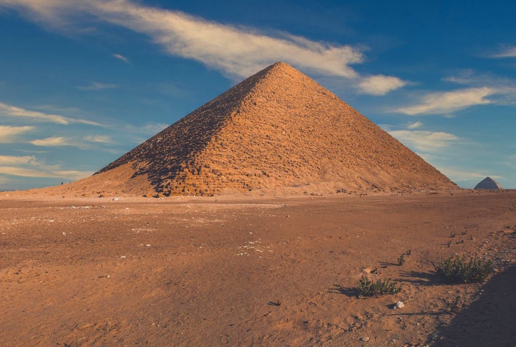 Czerwona Piramida (Harby6020/CC BY-SA 4.0).
