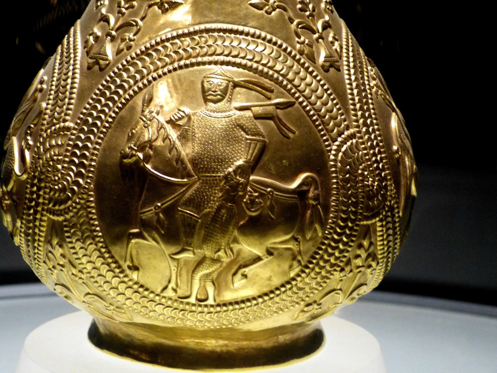 Jedno ze złotych artefaktów odnalezionych w Sânnicolau Mare (James Steakley/CC BY-SA 3.0).