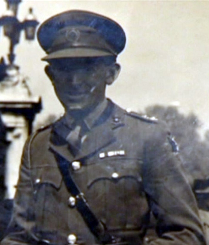 Kapitan Roy Wooldridge na zdjęciu z okresu II wojny światowej (domena publiczna).