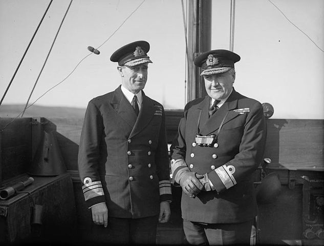 Lord Mountbatten i Winston Churchill na zdjęciu wykonanym w marcu 1943 roku (domena publiczna).