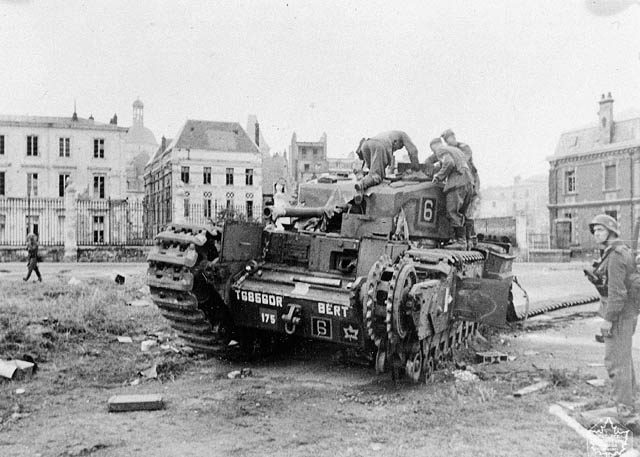 Niemieccy żołnierze oglądają uszkodzony czołg Churchill biorący udział w rajdzie na Dieppe (domena publiczna).
