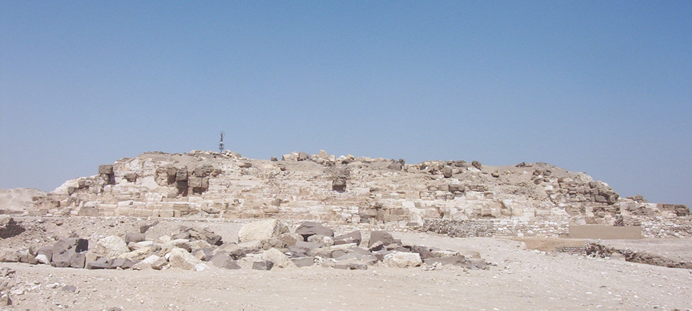 Pozostałości piramidy Dżedefre, które przetrwały do naszych czasów