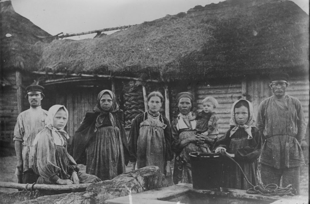 Rosyjska rodzina chłopska na zdjęciu z początku XX wieku (domena publiczna).