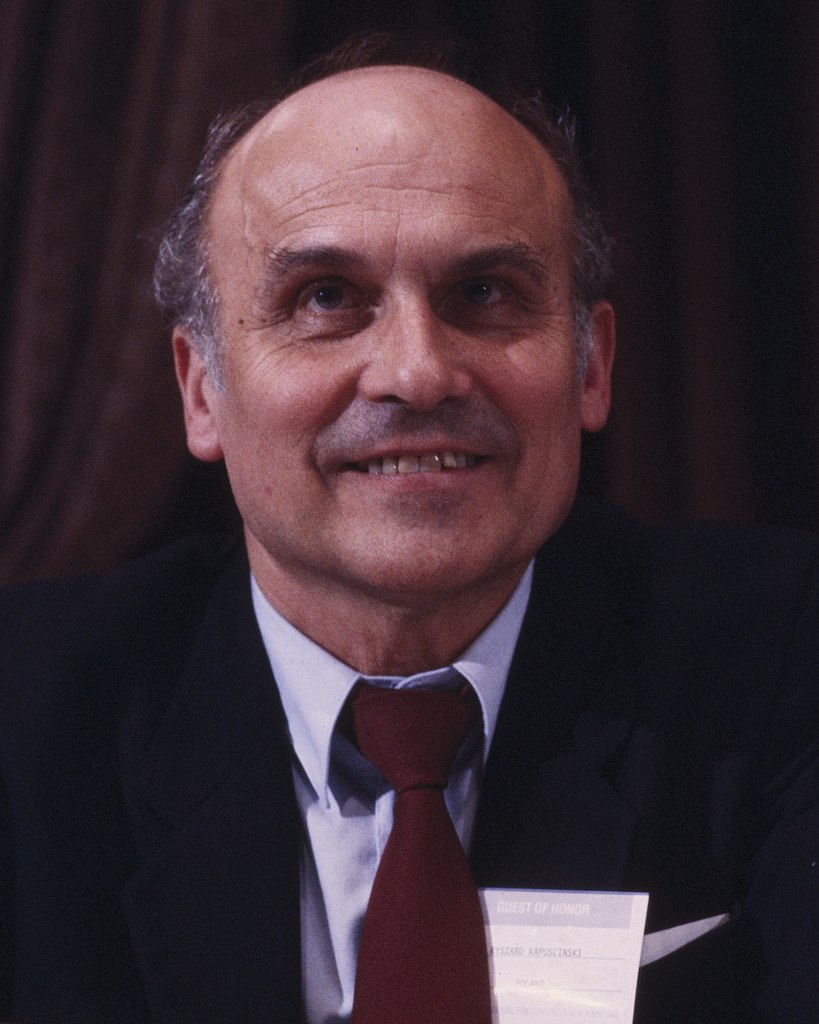 Ryszard Kapuściński na zdjęciu wykonanym  w 1986 roku (Bernard Gotfryd/domena publiczna).